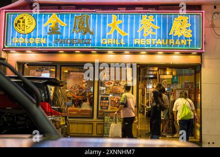 Restaurant panneau de rue néon allumé la nuit dans les rues de Tsim Sha Tsui. Hong Kong - 27 mai 2024 Banque D'Images