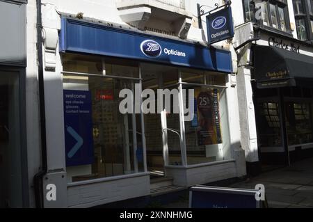 Bottes opticiens sur Cheap Street. Frome, Somerset, Angleterre, Royaume-Uni. 19 juin 2024. Banque D'Images