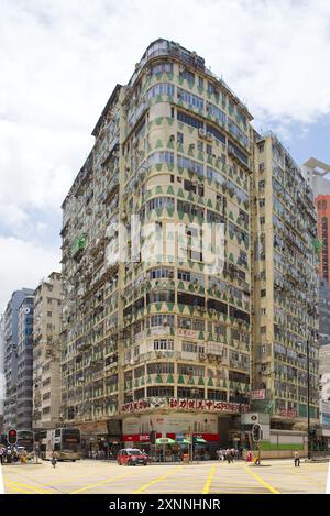 Grand bâtiment à l'angle de Jordan et Nathan Road dans la journée. Hong Kong - 29 mai 2024 Banque D'Images