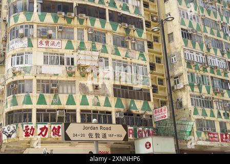 Grand bâtiment à l'angle de Jordan et Nathan Road dans la journée. Hong Kong - 29 mai 2024 Banque D'Images