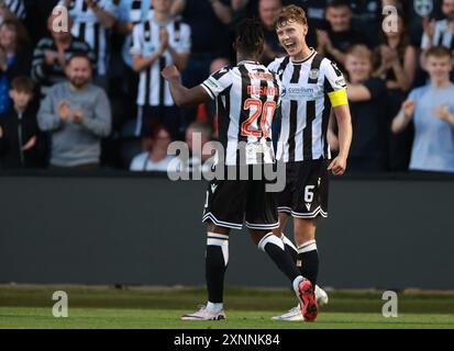 Mark O'Hara de St Mirren (à droite) célèbre avec Toyosi Olusanya après avoir marqué le troisième but de leur équipe lors de la Ligue des conférences de l'UEFA, deuxième tour de qualification, deuxième match d'étape au stade SMISA de St Mirren. Date de la photo : jeudi 1er août 2024. Banque D'Images