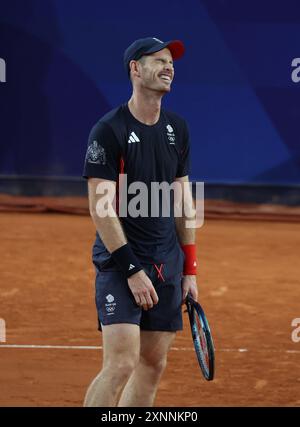 Paris, France. 01 août 2024. Le Britannique Andy Murray réagit après que son dernier match se soit terminé par une défaite face aux doubles américains associant Taylor Fritz et Tommy Paul dans le match quart de finale masculin à Roland Garros le sixième jour des Jeux Olympiques de Paris, jeudi 1er août 2024. Les États-Unis ont gagné le match 2-0. Photo de Hugo Philpott/UPI crédit : UPI/Alamy Live News Banque D'Images