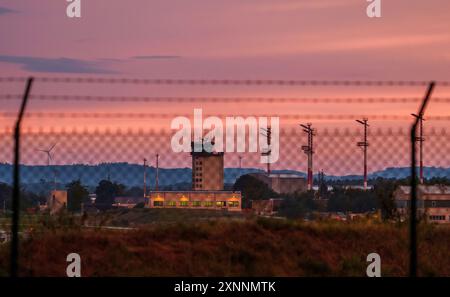 Miesenbach, Allemagne. 01 août 2024. La tour de la base aérienne de Ramstein au coucher du soleil. La base aérienne de Ramstein est un aérodrome militaire de la United States Air Force, le quartier général des United States Air Forces en Europe. Crédit : Andreas Arnold/dpa/Alamy Live News Banque D'Images