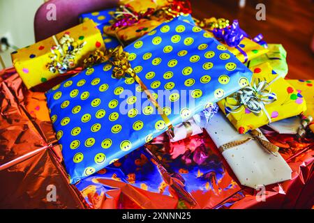 Vue rapprochée de cadeaux d'anniversaire pour enfants disposés sur une table. Banque D'Images