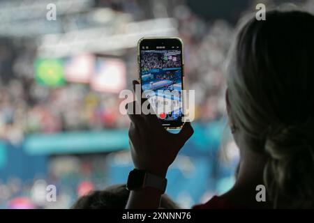 Paris, Ile de France, France. 1er août 2024. Un fan prend une vidéo lors de la cérémonie de remise des médailles pour l'individu de gymnastique féminine tout autour à Bercy Arena pendant les Jeux olympiques d'été de Paris 2024 à Paris, France. (Crédit image : © Angel Adams/ZUMA Press Wire) USAGE ÉDITORIAL SEULEMENT! Non destiné à UN USAGE commercial ! Banque D'Images