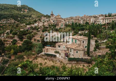 La ville présente une architecture européenne traditionnelle avec des maisons en pierre, des toits en terre cuite et des volets verts, créant une scène magnifique et intemporelle. Banque D'Images