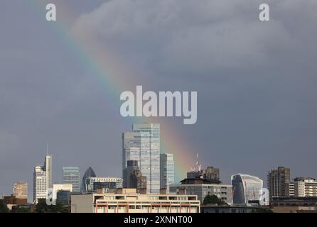 Arc-en-ciel sur les gratte-ciel de la City de Londres, en été 2024, Royaume-Uni Banque D'Images