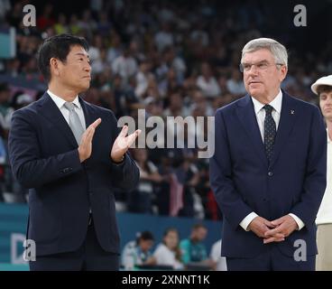 Paris, France. 1er août 2024. Thomas Bach (R), président du Comité International Olympique (CIO), et Watanabe Morinari, président de la Fédération internationale de gymnastique (FIG), sont photographiés lors de la cérémonie de victoire de la gymnastique artistique féminine aux Jeux Olympiques de Paris 2024 à Paris, France, le 1er août 2024. Crédit : Cao Can/Xinhua/Alamy Live News Banque D'Images