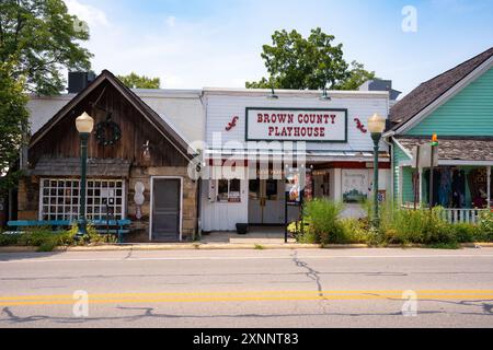 Nashville, Indiana - 26 juillet 2024 : scène de rue du centre-ville historique de Nashville, Indiana, dans le comté de Brown, avec des gens visibles. Banque D'Images