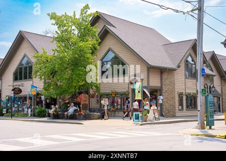 Nashville, Indiana - 26 juillet 2024 : scène de rue du centre-ville historique de Nashville, Indiana, dans le comté de Brown, avec des gens visibles. Banque D'Images