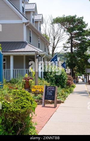 Nashville, Indiana - 26 juillet 2024 : scène de rue du centre-ville historique de Nashville, Indiana, dans le comté de Brown, avec des gens visibles. Banque D'Images