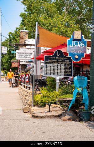 Nashville, Indiana - 26 juillet 2024 : scène de rue du centre-ville historique de Nashville, Indiana, dans le comté de Brown, avec des gens visibles. Banque D'Images