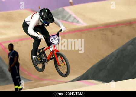 Montigny le Bretonneux, France. 01 août 2024. Olympia, Paris 2024, cyclisme, BMX, préliminaires, quarts de finale, femmes, Alina Beck d'Allemagne en action. Crédit : Jan Woitas/dpa/Alamy Live News Banque D'Images