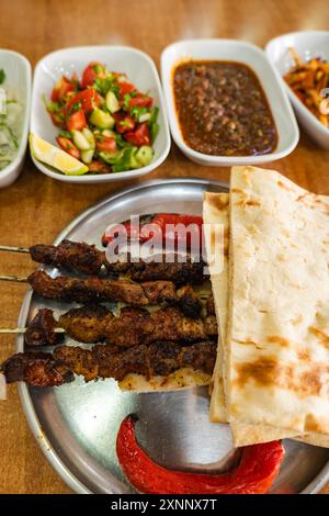 Cigre Kebabi servi dans le restaurant Diyarbakir. Plat traditionnel de Diyabakir, turc. Banque D'Images