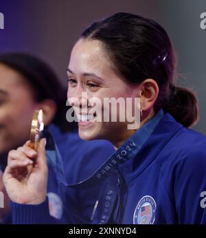 Paris, France. 1er août 2024. Lee Kiefer de Team USA montre sa médaille d'or lors de la cérémonie de victoire de l'équipe féminine de fleuret d'escrime aux Jeux Olympiques de Paris 2024 à Paris, France, le 1er août 2024. Crédit : Fei Maohua/Xinhua/Alamy Live News Banque D'Images