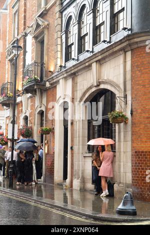 Météo britannique, Londres, 1er août 2024 : après plusieurs jours de tempêtes de tonnerre chaudes, le sud de l'Angleterre n'a pas empêché les buveurs de profiter de l'air beaucoup plus frais à l'extérieur d'un pub à Whitehall. Crédit : Anna Watson/Alamy Live News Banque D'Images