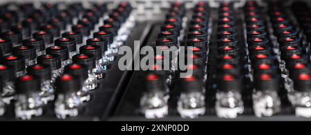 Les flacons en verre HPLC avec bouchons noirs dans l'échantillonneur automatique sont en attente d'injection. Banque D'Images