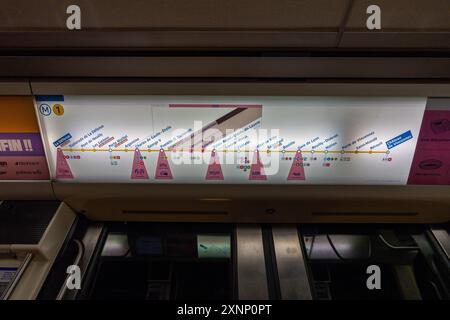 Paris, France - 29 juillet 2024 : Plan d'itinéraire de la ligne 1 du métro de Paris avec indications de l'Arena des Jeux Olympiques Banque D'Images