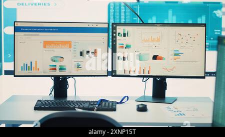 Postes de travail vides pour entreprises commerciales dans une salle de réunion moderne, espace de coworking de bureau utilisé pour surveiller le flux de travail et la situation actuelle de l'entreprise. Grand écran exécutant des infographies importantes. Caméra A. Banque D'Images