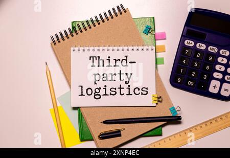 Texte LIVRAISON PAR UN TIERS écrit sur un livre blanc avec un stylo et des lunettes sur un clavier d'ordinateur.concept d'entreprise. Banque D'Images