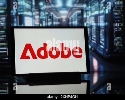 Dans cette illustration photo, le logo Adobe Inc vu affiché sur une tablette. Banque D'Images