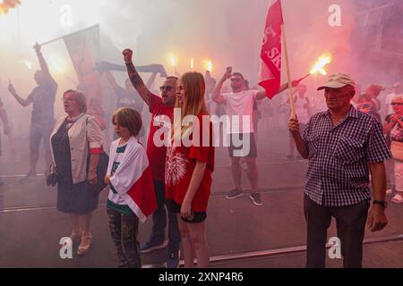 Wroclaw, Wroclaw, Pologne. 1er août 2024. Les communautés de fans de Wroclaw ont commémoré le 80e anniversaire du soulèvement de Varsovie sur la place DominikaÅ„ski à WrocÅ‚aw. (Crédit image : © Krzysztof Zatycki/ZUMA Press Wire) USAGE ÉDITORIAL SEULEMENT! Non destiné à UN USAGE commercial ! Crédit : ZUMA Press, Inc/Alamy Live News Banque D'Images