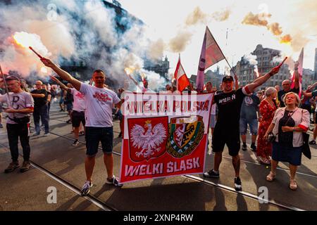 Wroclaw, Wroclaw, Pologne. 1er août 2024. Les communautés de fans de Wroclaw ont commémoré le 80e anniversaire du soulèvement de Varsovie sur la place DominikaÅ„ski à WrocÅ‚aw. (Crédit image : © Krzysztof Zatycki/ZUMA Press Wire) USAGE ÉDITORIAL SEULEMENT! Non destiné à UN USAGE commercial ! Crédit : ZUMA Press, Inc/Alamy Live News Banque D'Images