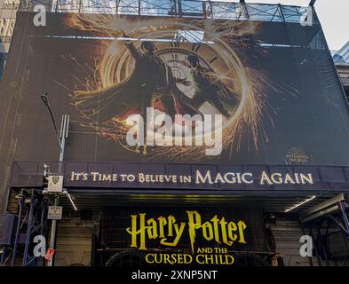 New York, NY, États-Unis - 2 août 2023 : Harry Potter et l'enfant maudit en gros plan, sur la façade du théâtre hors Times Square Banque D'Images