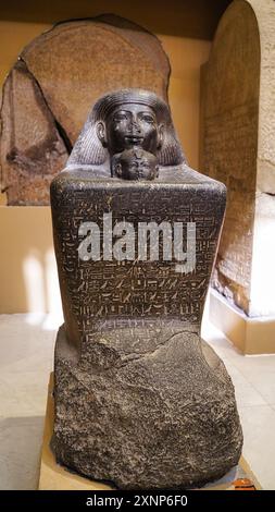 Le Caire, Egypte, 31 décembre 2019 - Statue de bloc de granit gris de Senenmut avec la princesse Neferure fille de la reine Hatshepsout trouvée dans la cachette Karnak au Musée des antiquités égyptiennes au Caire, Egypte Banque D'Images