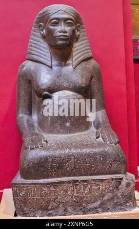 Le Caire, Egypte, 31 décembre 2019 - Statue de granit d'Amenhotep, fils de Hapu, architecte, prêtre, scribe, et un fonctionnaire sous Amenhotep II au Musée des antiquités égyptiennes au Caire, Egypte Banque D'Images