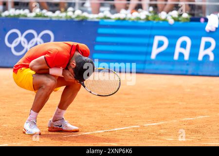 Paris, France. 01 août 2024. PARIS, FRANCE - 1er AOÛT : Carlos Alcaraz, d'Espagne, réagit après avoir participé à la finale du quart de finale masculin en simple lors du jour 6 des Jeux Olympiques de Tennis - Paris 2024 à Roland Garros le 1er août 2024 à Paris, France. (Photo de Joris Verwijst/Agence BSR) crédit : Agence BSR/Alamy Live News Banque D'Images