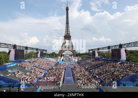 Paris, France. 1er août 2024. Les spectateurs sont vus au Parc des Champions pour les Jeux Olympiques de Paris 2024 à Paris, France, le 1er août 2024. Crédit : Li Jing/Xinhua/Alamy Live News Banque D'Images