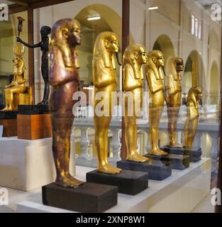 Le Caire, Egypte, décembre 31,2019-statuettes dorées de la tombe de Toutankhamon découverte par Howard carter en 1922 dans la Vallée des Rois, KV62 au Musée des antiquités égyptiennes au Caire, Egypte Banque D'Images