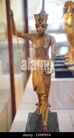 Le Caire, Egypte, 31 décembre 2019-Statue dorée de Toutankhamon avec une lance à la main et un piège à cheval sur un flotteur de roseau de la tombe de Toutankhamon, KV62 au Musée des antiquités égyptiennes au Caire, Egypte Banque D'Images