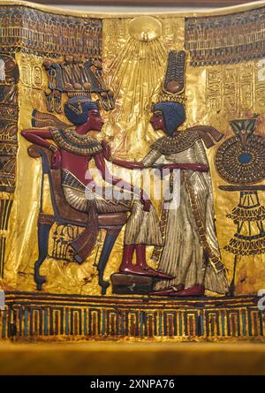 Le Caire, Egypte, 31 décembre 2019-Trône d'or de Toutankhamon avec le roi assis et sa femme Ankhesenamun oint son épaule avec des onguents au Musée des antiquités égyptiennes au Caire, Egypte Banque D'Images