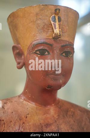 Le Caire, Egypte, 31 décembre 2019 - Statue en bois grandeur nature inhabituelle de Toutankhamon moins les bras et les jambes trouvés dans l'antichambre de la tombe de Toutankhamon au Musée des antiquités égyptiennes au Caire, Egypte Banque D'Images