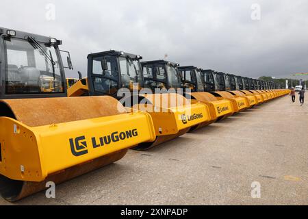 Pékin, Chine. 31 juillet 2024. Cette photo prise le 31 juillet 2024 montre du matériel lourd remis par LiuGong Machinery lors d'une cérémonie à Accra, au Ghana. La société chinoise LiuGong Machinery a remis mercredi plus de 2 200 équipements lourds au gouvernement ghanéen pour soutenir le programme d'amélioration des routes de district du pays. Crédit : Seth/Xinhua/Alamy Live News Banque D'Images