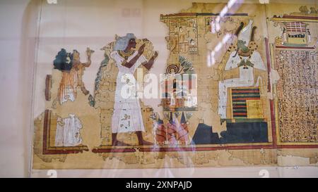 Le Caire, Egypte, 31 décembre 2019-fragments de papyrus du livre égyptien des morts trouvés dans la tombe de Yuya et Thuya, KV46, parents de la reine Tiye au Musée des antiquités égyptiennes au Caire, Egypte Banque D'Images