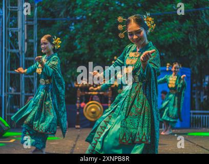 Balikpapan, Indonésie - 5 juin 2024. Ils exécutent la danse traditionnelle de Palembang en direct sur scène au spectacle de carnaval de la culture. Banque D'Images