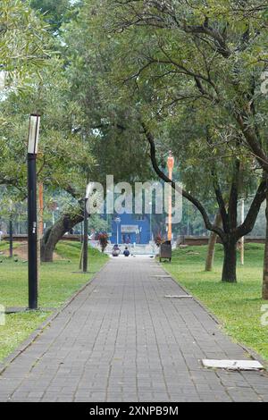 Un endroit calme pour s'asseoir et se détendre sur la place de la ville de Malang (alun alun) par un matin lumineux Banque D'Images