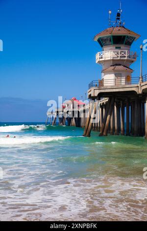 Journée surf à la jetée de Huntington Beach Banque D'Images