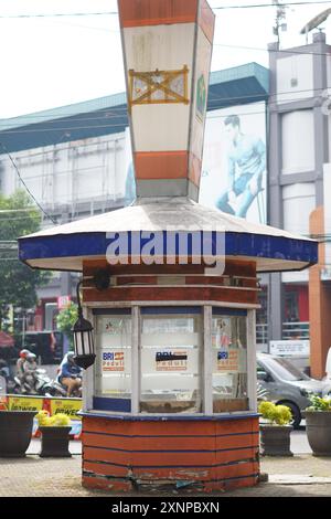 Bâtiments au milieu de la place de la ville de Malang pendant la journée Banque D'Images