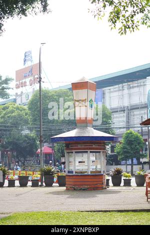 Bâtiments au milieu de la place de la ville de Malang pendant la journée Banque D'Images