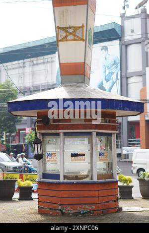 Bâtiments au milieu de la place de la ville de Malang pendant la journée Banque D'Images
