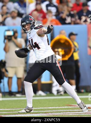 Canton, États-Unis. 01 août 2024. Houston Texans Tegan Quitoriano (84) célèbre un touchdown de premier quart contre les Bears de Chicago lors du match Pro Football Hall of Fame à Canton, Ohio, le jeudi 1er août 2024. Photo de Aaron Josefczyk/UPI crédit : UPI/Alamy Live News Banque D'Images