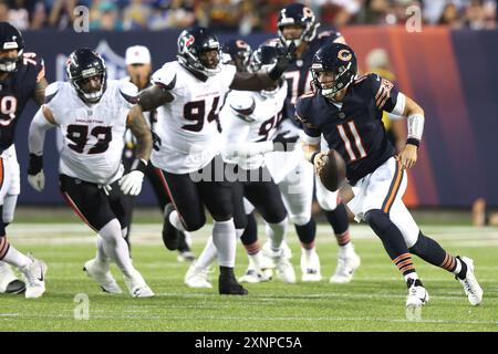 Canton, États-Unis. 01 août 2024. Le quarterback Brett Rypien (11 ans) des Chicago Bears s'éloigne des défenseurs des Texans de Houston dans le deuxième quart-temps du match du Pro Football Hall of Fame à Canton, Ohio, le jeudi 1er août 2024. Photo de Aaron Josefczyk/UPI crédit : UPI/Alamy Live News Banque D'Images