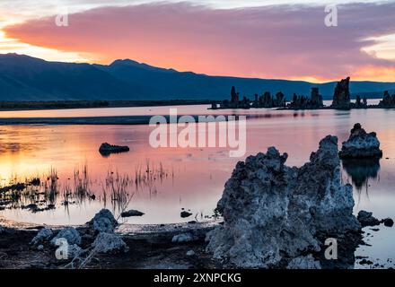 Lever du soleil à South Tufa, Mono Lake California Banque D'Images