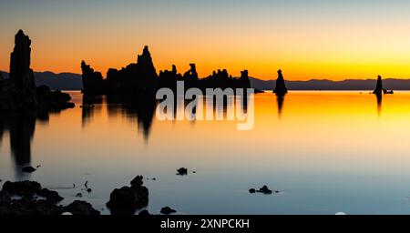 Lever du soleil à South Tufa, Mono Lake California Banque D'Images