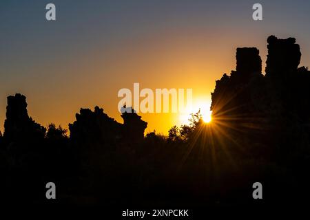 Lever du soleil à South Tufa, Mono Lake California Banque D'Images