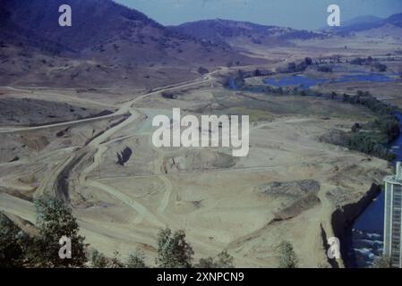 La construction du barrage de Blowing un remblai rocheux non gainé avec un barrage de remblai à noyau d'argile avec un déversoir de goulotte en béton sur la rivière Tumut au début des années 1960, partie du Snowy Mountains Hydro Electric and irrigation Scheme. Banque D'Images